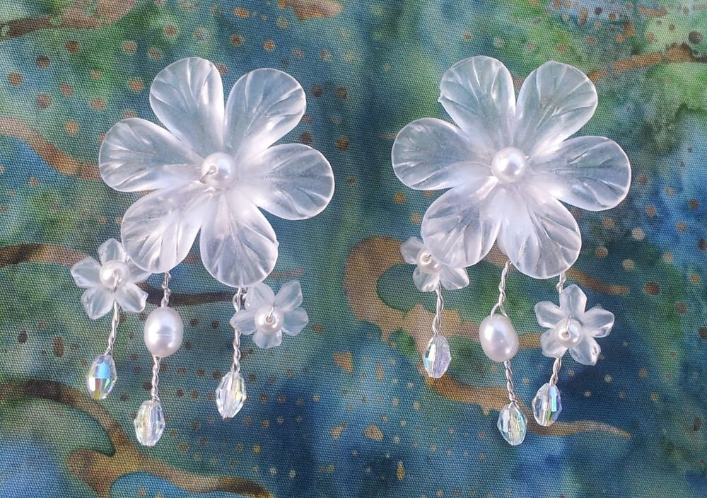 Handmade Lucite Flower Wire Clip-on Earrings in Bridal White Plumerias –  wireandwings